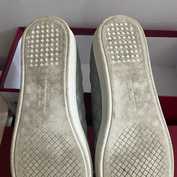 Salvatore Ferragamo 7.5 M RUFINA Quilted  Flats With Bow & Gold Logo Grey Nappa - Picture 5 of 7